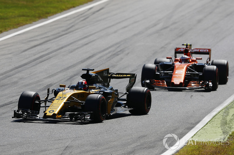 Nico Hülkenberg, Renault Sport F1 Team Team RS17 en Stoffel Vandoorne, McLaren MCL32