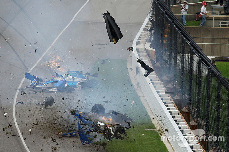 Scott Dixon, Chip Ganassi Racing Honda, Jay Howard, Schmidt Peterson Motorsports Honda involved in a huge crash