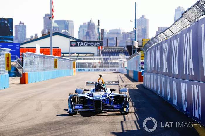 Chris Hemsworth guida una vettura di Formula E