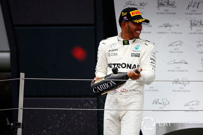 Ganador de la carrera Lewis Hamilton, Mercedes AMG F1, celebra con champán en el podio