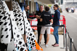 Jérôme d'Ambrosio, Dragon Racing, with other team members in the pits