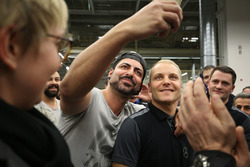 Valtteri Bottas, Mercedes AMG F1 con empleados de Mercedes-Benz