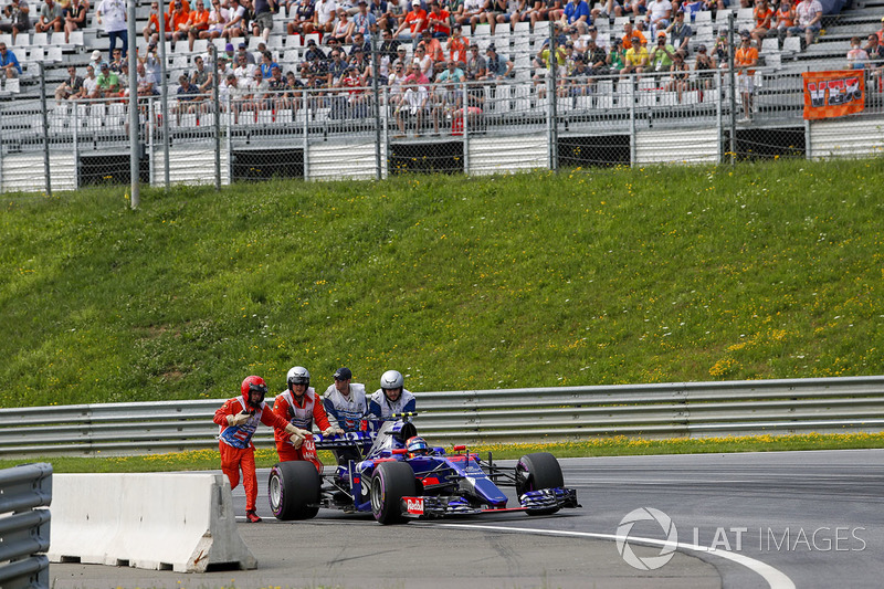 Карлос Сайнс-мол., Scuderia Toro Rosso STR12, після зупинки на трасі