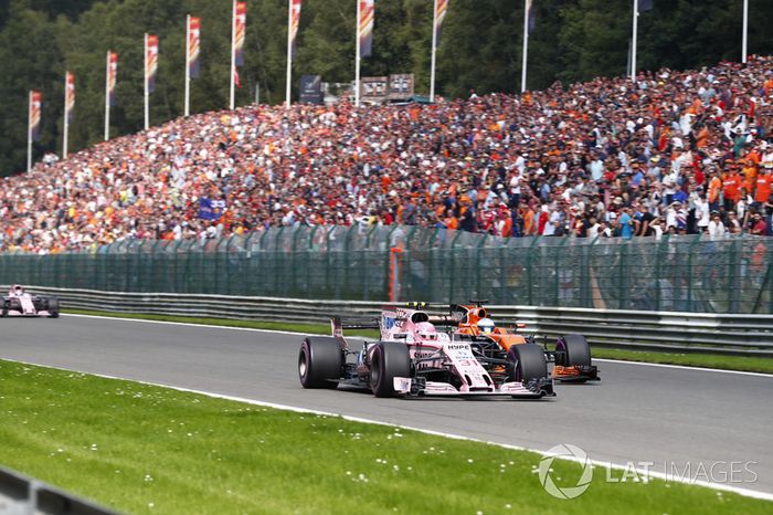 Esteban Ocon, Sahara Force India F1 VJM10, Fernando Alonso, McLaren MCL32, Sergio Perez, Sahara Force India F1 VJM10