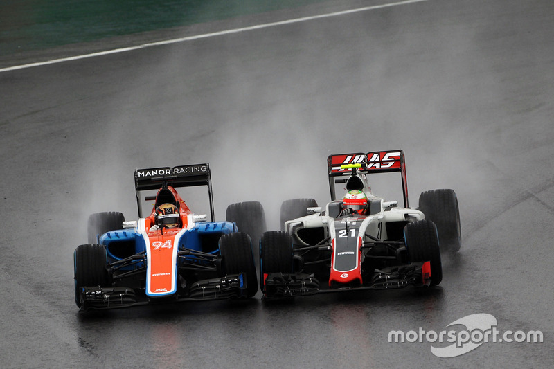 Pascal Wehrlein, Manor Racing MRT05, en Esteban Gutierrez, Haas F1 Team VF-16, in gevecht op Interla