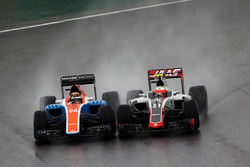 Pascal Wehrlein, Manor Racing MRT05 et Esteban Gutierrez, Haas F1 Team VF-16