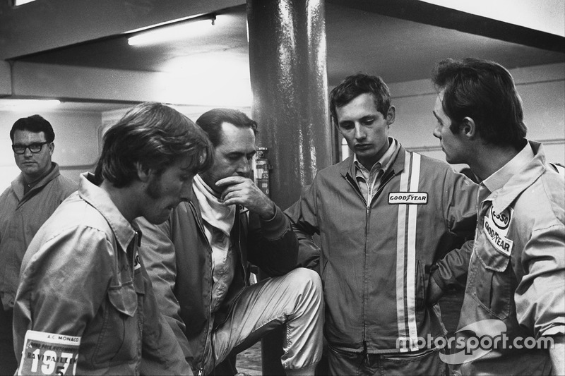 Jack Brabham, Brabham BT33 Ford met een jonge Ron Dennis in de pits