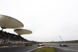 Даниил Квят, Scuderia Toro Rosso STR12, Эстебан Окон, Force India VJM10, и Нико Хюлькенберг, Renault