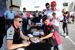 Nico Hulkenberg, Sahara Force India F1 firma de autógrafos para los fans