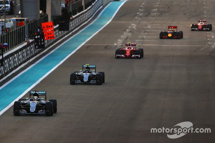 Lewis Hamilton, Mercedes AMG F1 W07 Hybrid lidera a Nico Rosberg, Mercedes AMG F1 W07 Hybrid