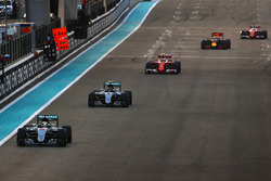 Lewis Hamilton, Mercedes AMG F1 W07 Hybrid devant Nico Rosberg, Mercedes AMG F1 W07 Hybrid