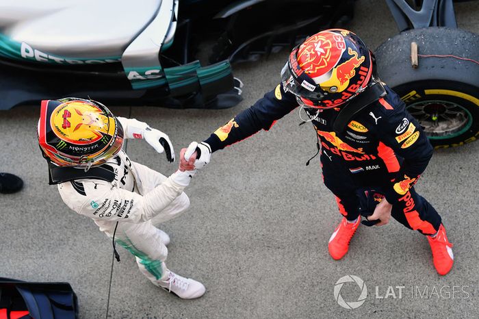 Ganador, Lewis Hamilton, Mercedes AMG F1 celebra con Max Verstappen, Red Bull Racing