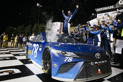 Yarış galibi Martin Truex Jr., Furniture Row Racing Toyota