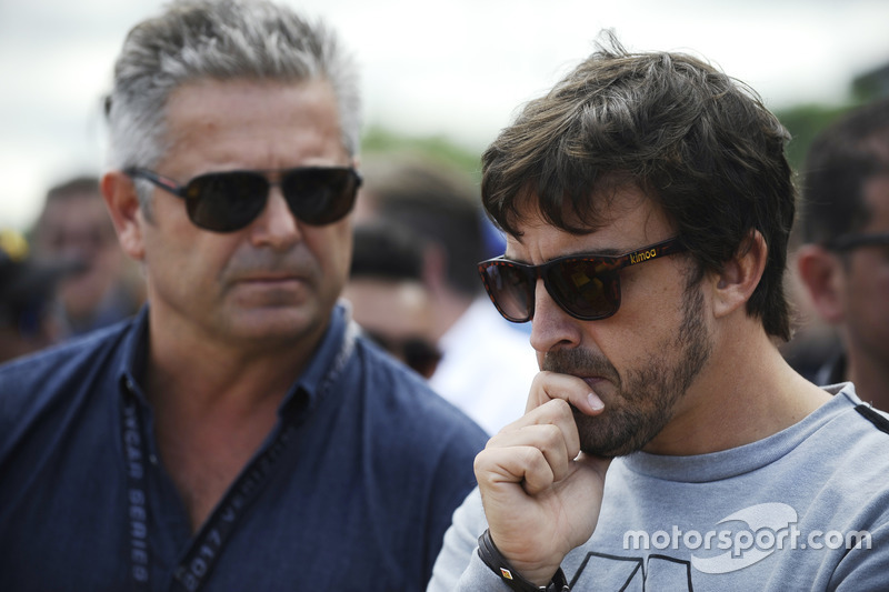 Gil de Ferran bersama Fernando Alonso di grid