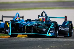 Mitch Evans, Panasonic Jaguar Racing leads Sebastien Buemi, Renault e.Dams