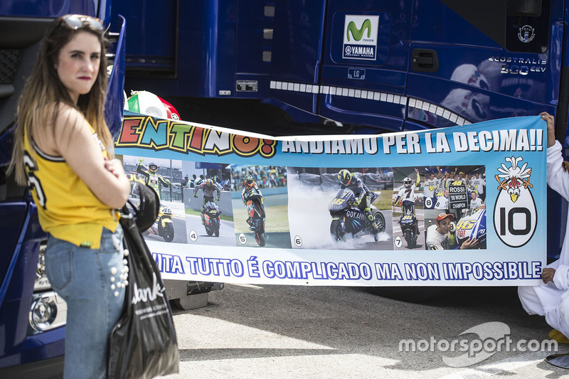 Banner dukungan untuk Valentino Rossi