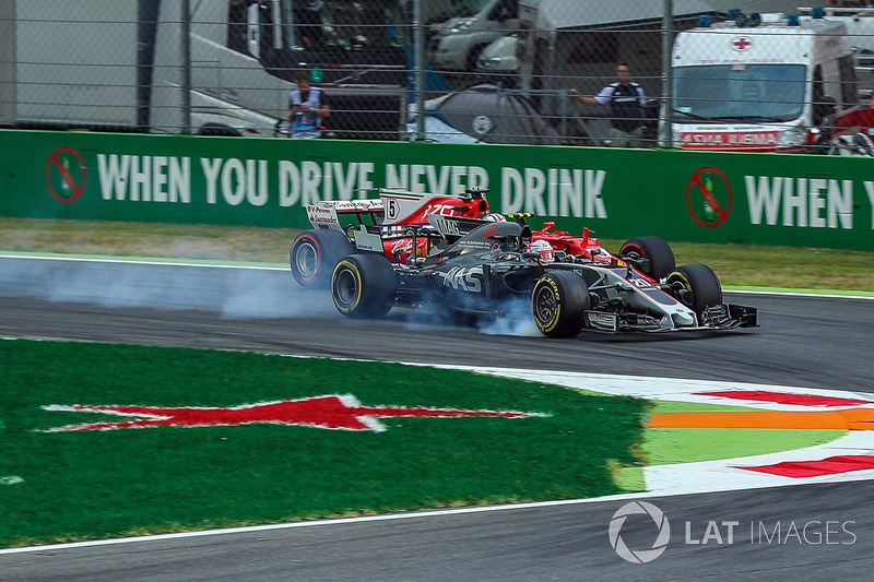 Kevin Magnussen, Haas F1 Team VF-17 locks up and runs wide alongside Sebastian Vettel, Ferrari SF70H