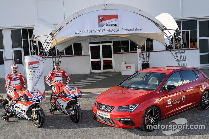 Jorge Lorenzo y Andrea Dovizioso con el SEAT León Cupra