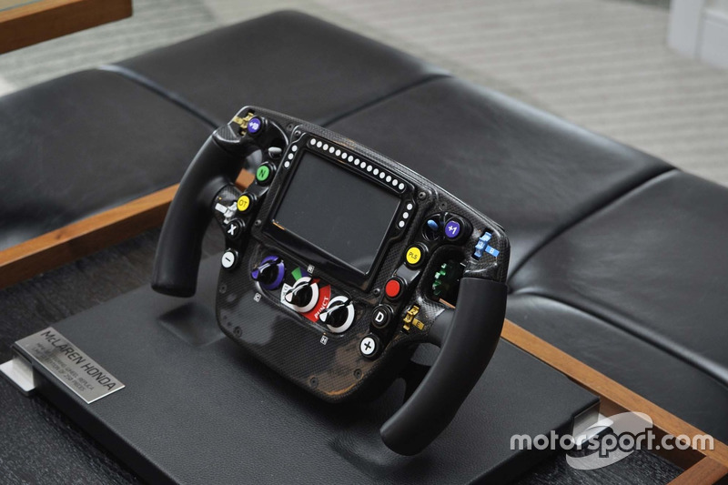 Кермо гоночного боліда McLaren-Honda