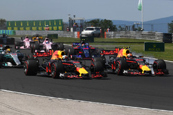 Daniel Ricciardo, Red Bull Racing RB13 et Max Verstappen, Red Bull Racing RB13 au départ