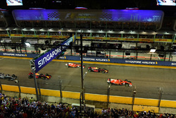 Sebastian Vettel, Ferrari SF70H al comando alla partenza della gara