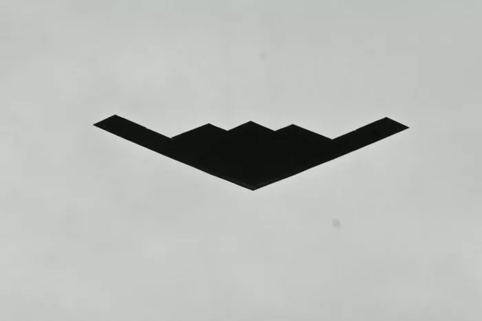 قاذفة قنابل من طراز B-2 تحلق فوق المنطقة.