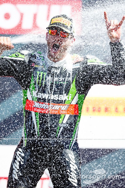 Ganador de la carrera del domingo, Tom Sykes, Kawasaki Racing Team celebra