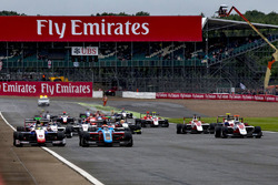 Старт, лідирує Арджун Майні, Jenzer Motorsport leads
