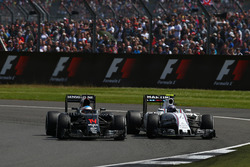 Fernando Alonso, McLaren Honda F1 Team MP4-31 y Valtteri Bottas, Williams Martini Racing FW38