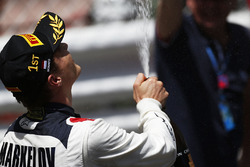 Winnaar Artem Markelov, RUSSIAN TIME viert met champagne