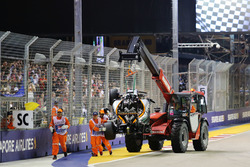 Oficiales remeueven el auto Sahara Force India F1 VJM09 de Nico Hulkenberg