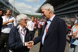 Bernie Ecclestone con Marco Tronchetti Provera Presidente de Pirelli en la parilla