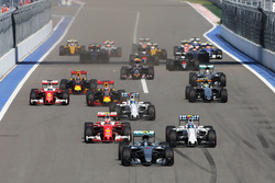 Start: Nico Rosberg, Mercedes AMG F1 Team W07, führt