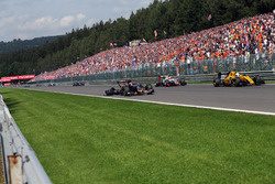 Kevin Magnussen, Renault Sport F1 Team RS16 rijdt voorbij aan Carlos Sainz Jr., Scuderia Toro Rosso