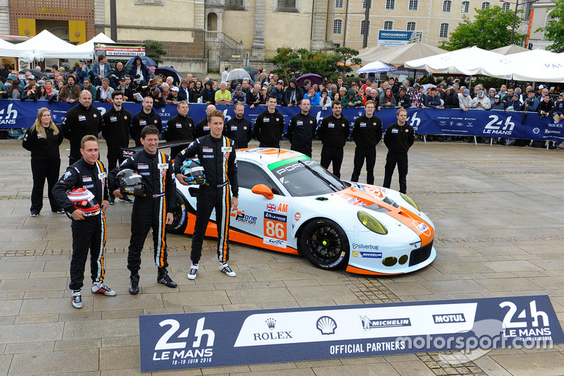 #86 Gulf Racing Porsche 911 RSR: Michael Wainwright, Adam Carroll, Ben Barker