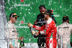 Podium : le vainqueur Lewis Hamilton, Mercedes AMG F1, le deuxième, Nico Rosberg, Mercedes AMG F1, le troisième, Sebastian Vettel, Ferrari