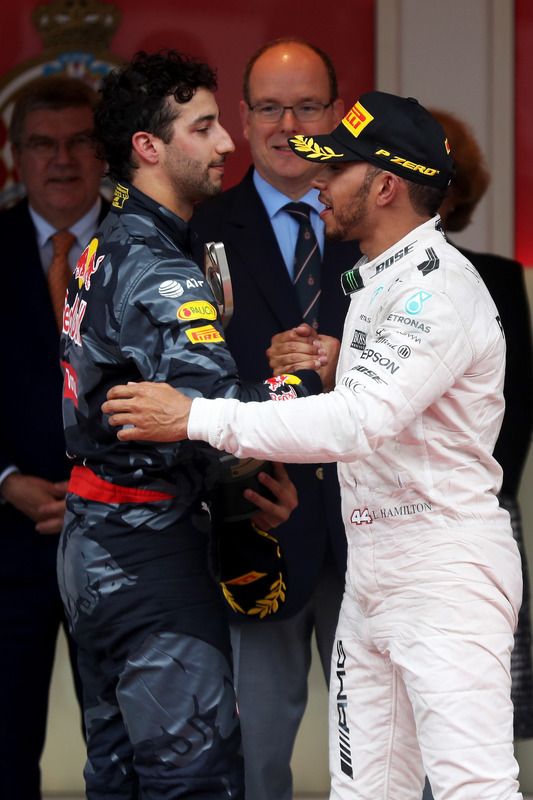 Daniel Ricciardo, Red Bull Racing felicita a Lewis Hamilton, Mercedes AMG F1 en el podio