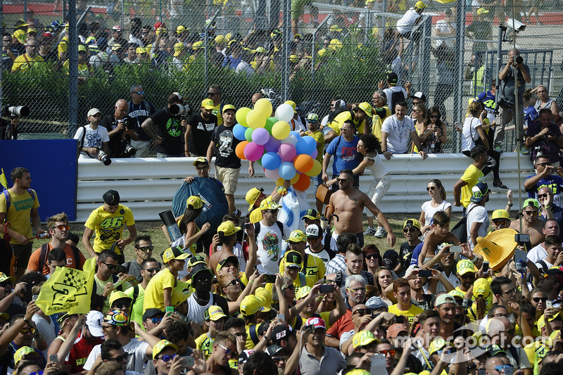 Des fans de Valentino Rossi, Yamaha Factory Racing