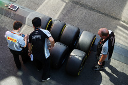 Pirelli-Reifenmachaniker mit Sahara Force India F1 Teammechaniker