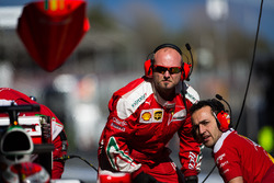 Механики Ferrari в гараже