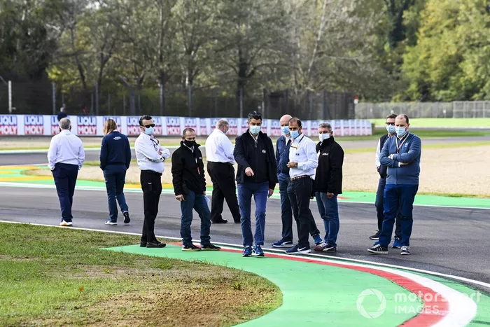 Operarios de la FIA inspeccionan el circuito de Imola