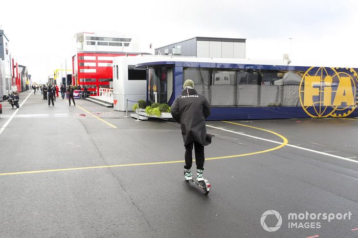 Lewis Hamilton, Mercedes-AMG F1, en un patinete
