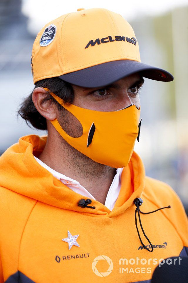 Carlos Sainz Jr., McLaren con los medios