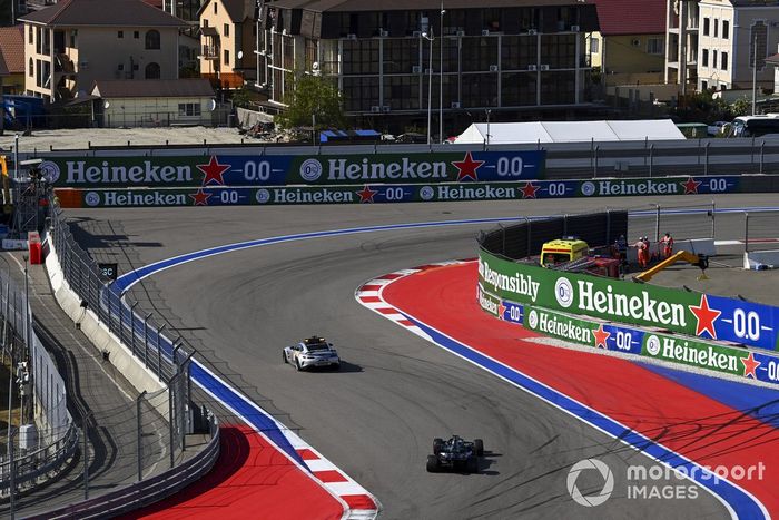 El Safety Car delante de Lewis Hamilton, Mercedes F1 W11, y Valtteri Bottas, Mercedes F1 W11