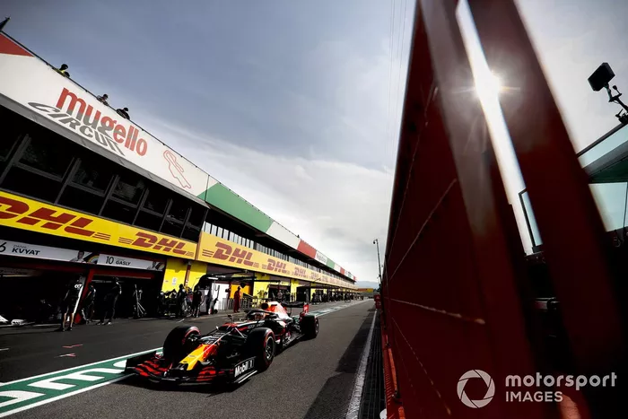 Max Verstappen, Red Bull Racing RB16 sale de pits