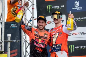 Jeffrey Herlings, Red Bull KTM Factory Racing e Tony Cairoli, Red Bull KTM Factory Racing, festeggiano sul podio