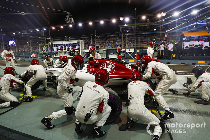 Charles Leclerc, Sauber C37, na stanowisku serwisowym