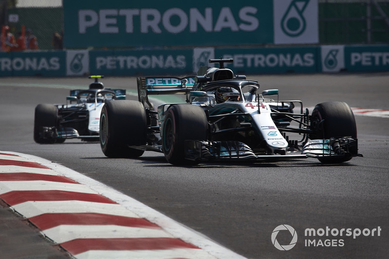 Lewis Hamilton, Mercedes AMG F1 W09 EQ Power+, precede Valtteri Bottas, Mercedes AMG F1 W09 EQ Power+