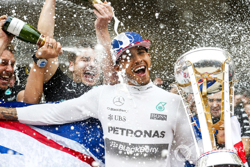 Lewis Hamilton, Mercedes AMG, festeggia dopo aver vinto il suo terzo Mondiale Piloti