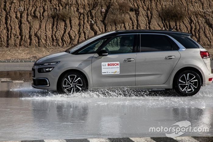 II Curso de Conducción y Nuevas Tecnologías BOSCH - Motor1.com España - Motorsport.com 